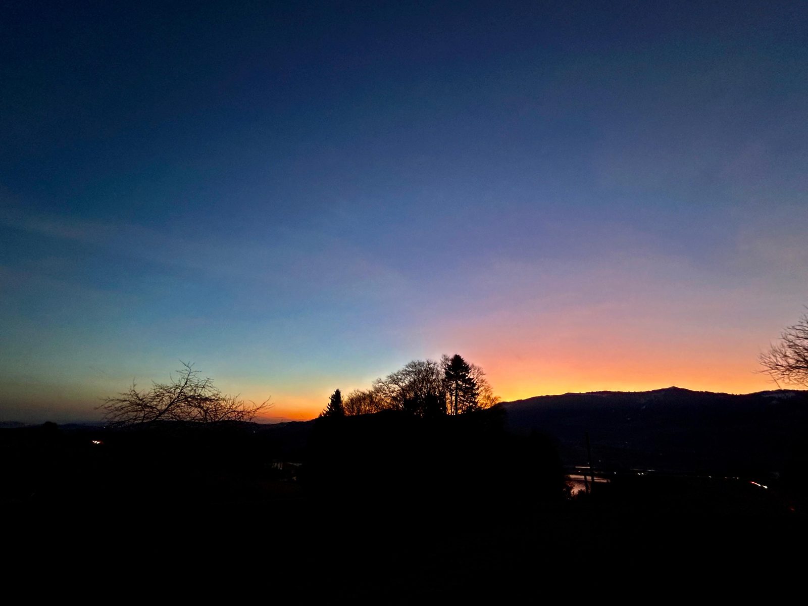 Crépuscule sur la vallée — la lumière qui demeure après le passage du soleil