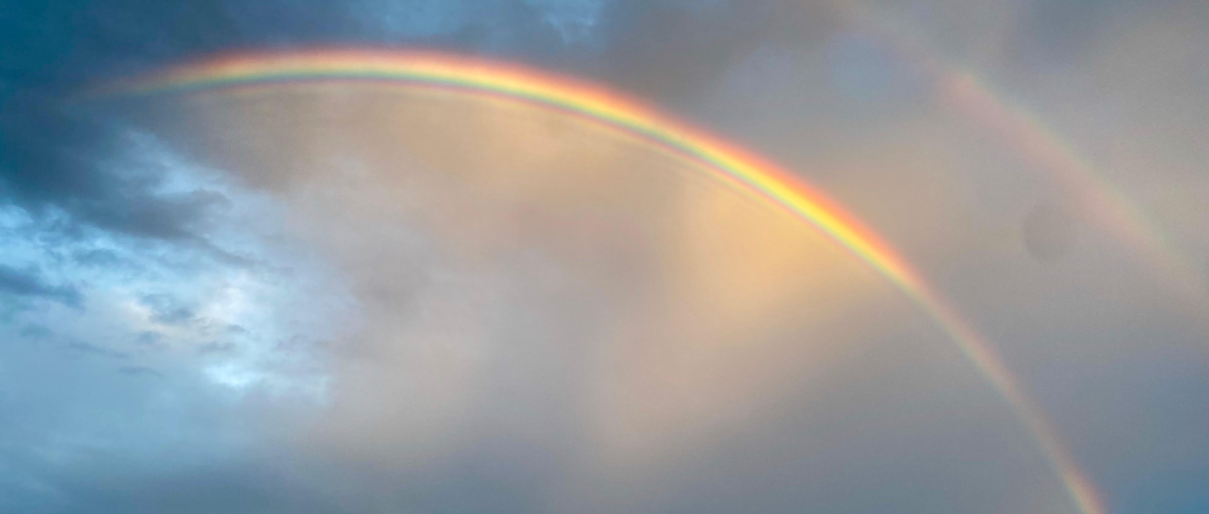 Un double arc-en-ciel au-dessus de la mer — le pont d'amour vers ceux qui ont rejoint l'autre rive