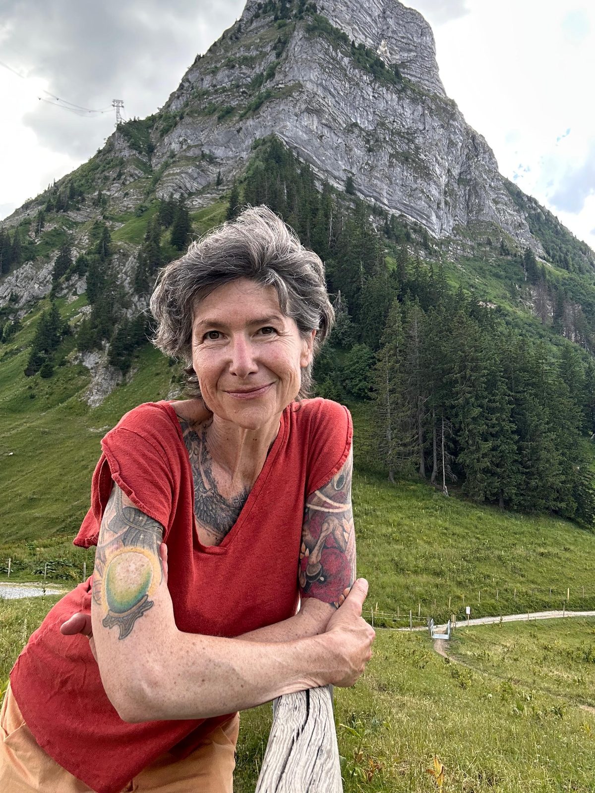 Nadiejda, souriante, devant les montagnes de son Valais