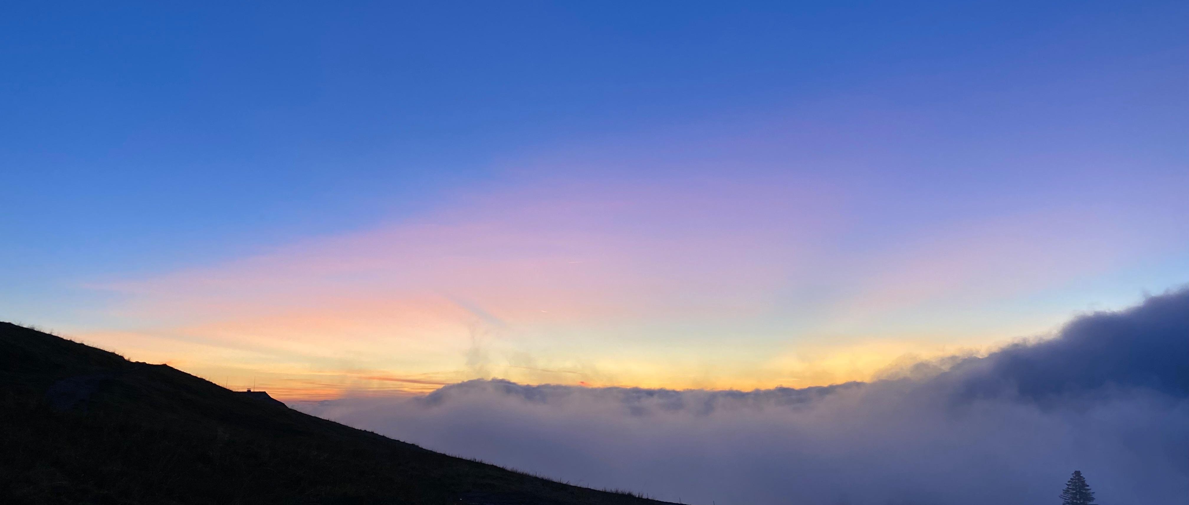 Coucher de soleil et ciel dégradé sur la montagne — les nombres comme chemin de conscience