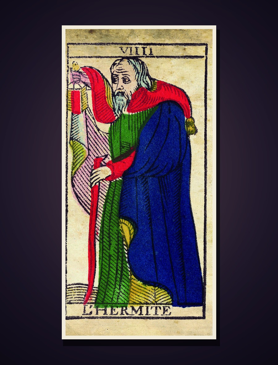 L'Hermite, lame du tarot de Marseille (Nicolas Conver, 1760), sa lanterne tenue dans la pénombre